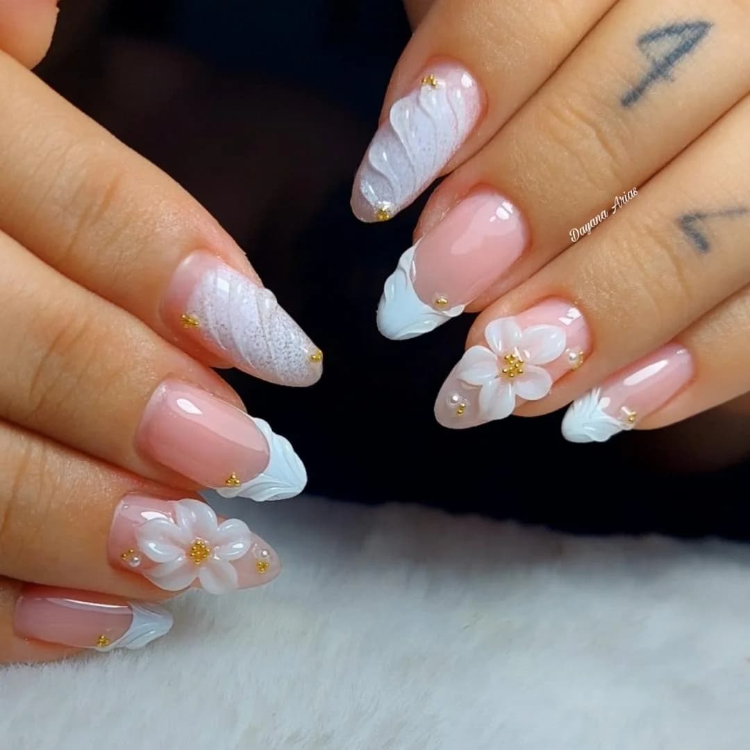 French manicura nude con flores blancas 3D y detalles dorados