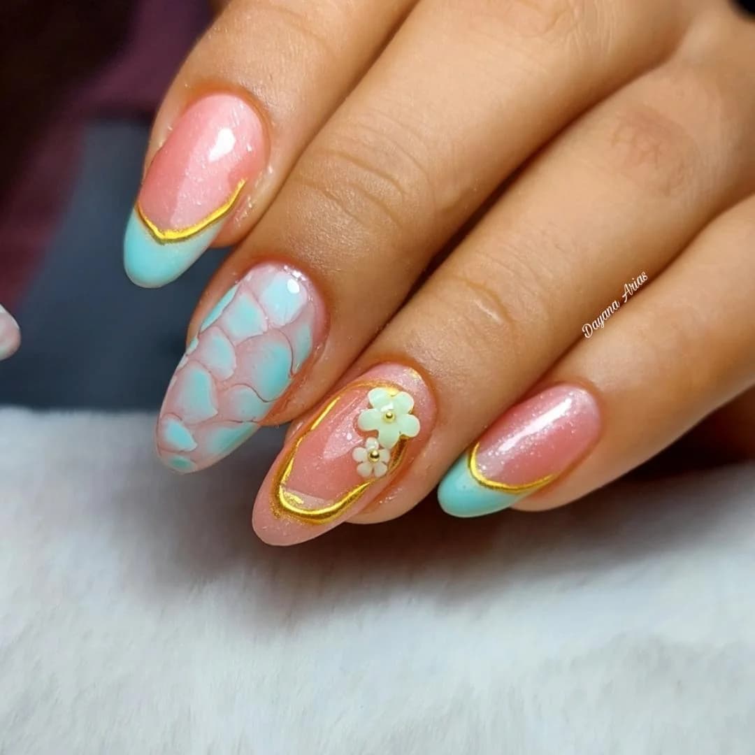 Uñas menta y rosa con mármol, lámina dorada y flor 3D