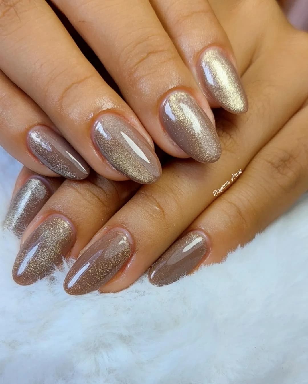 Uñas duocromo champagne dorado con glitter holográfico