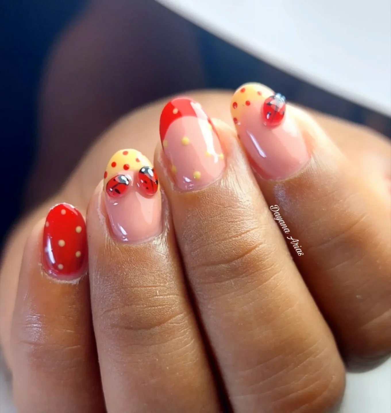 Nail art mariquita rojo y amarillo con puntos y 3D